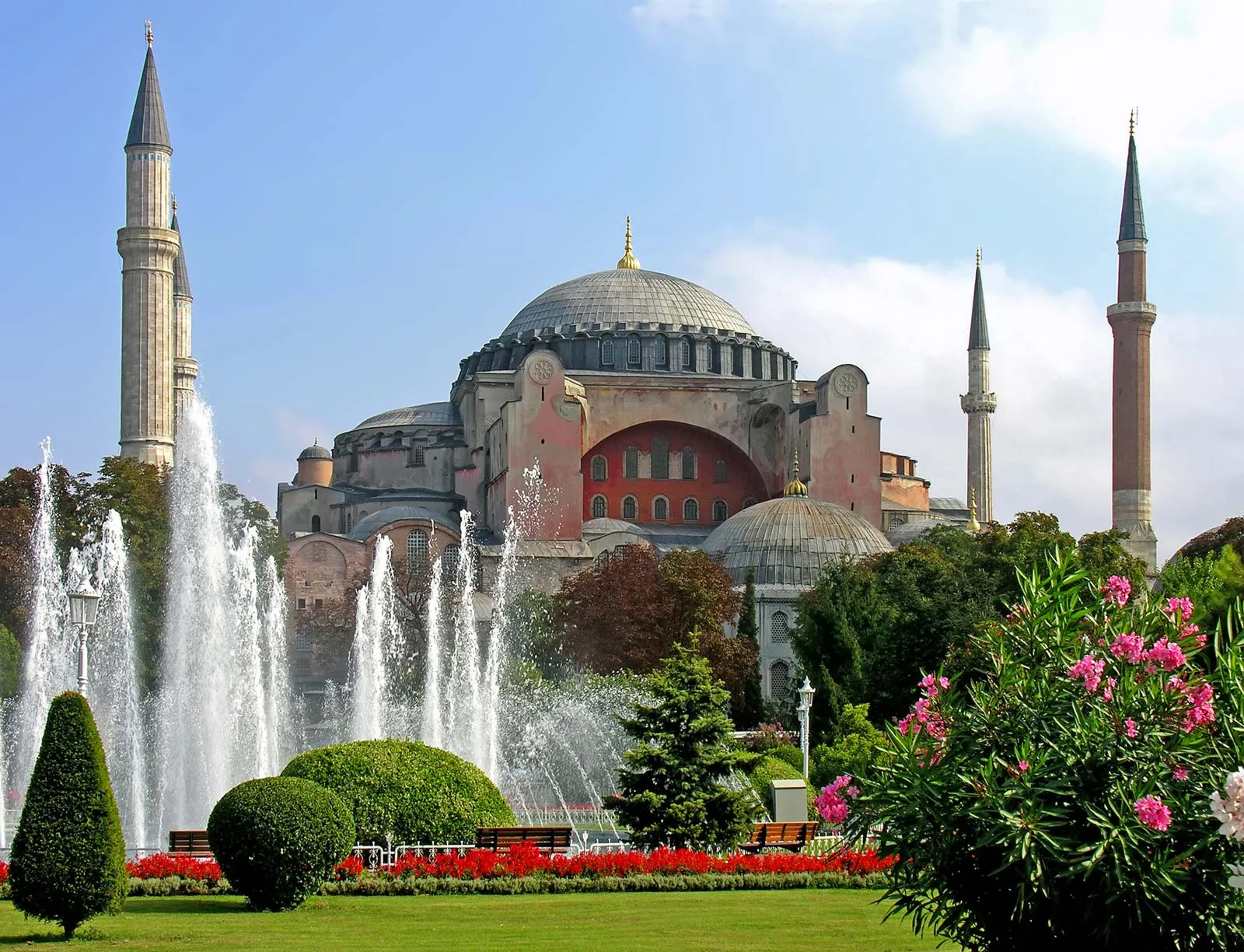 Ayasofya İstanbulun Tarihe açılan kapısı